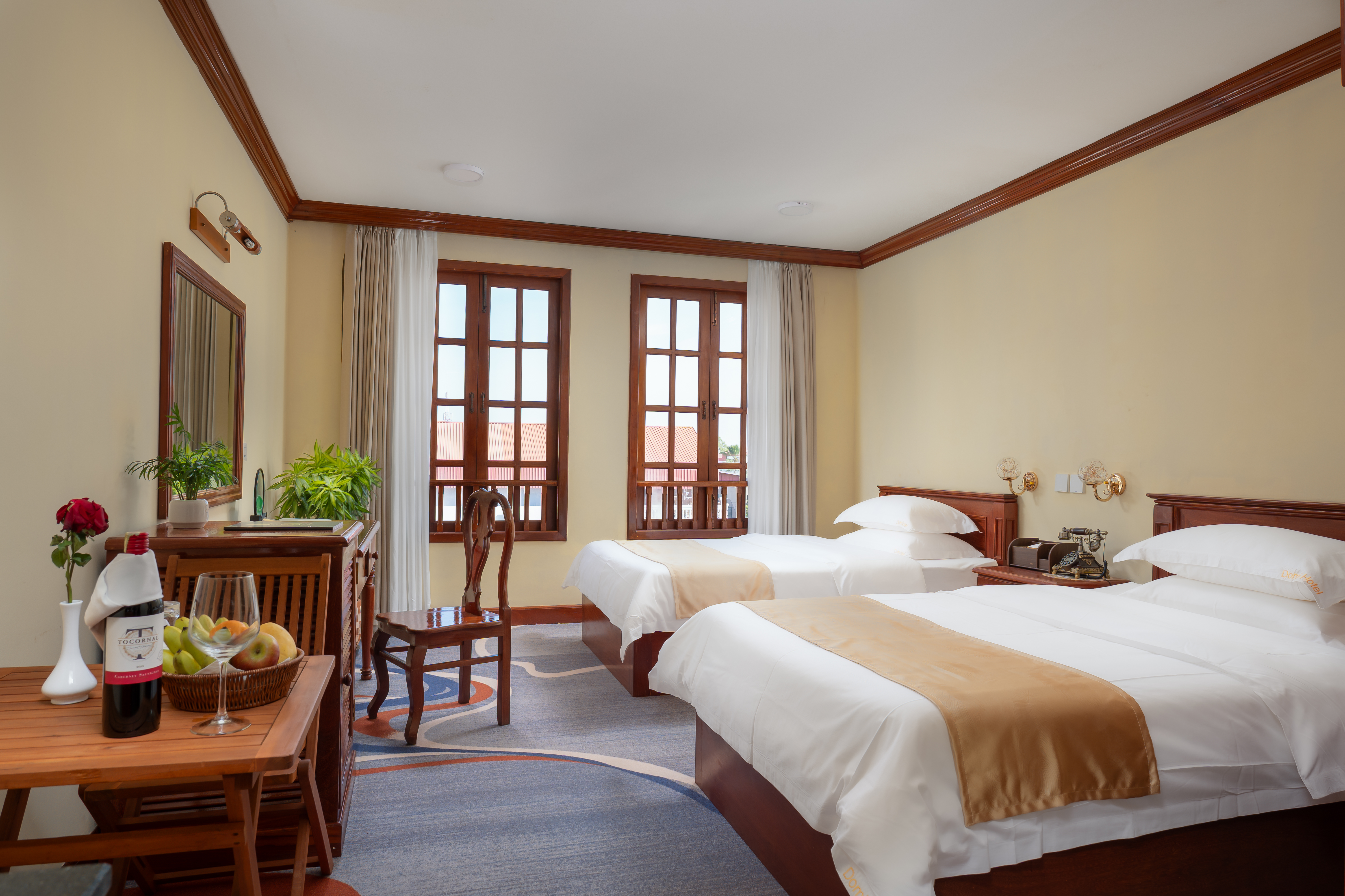 Deluxe Twin — twin bedroom