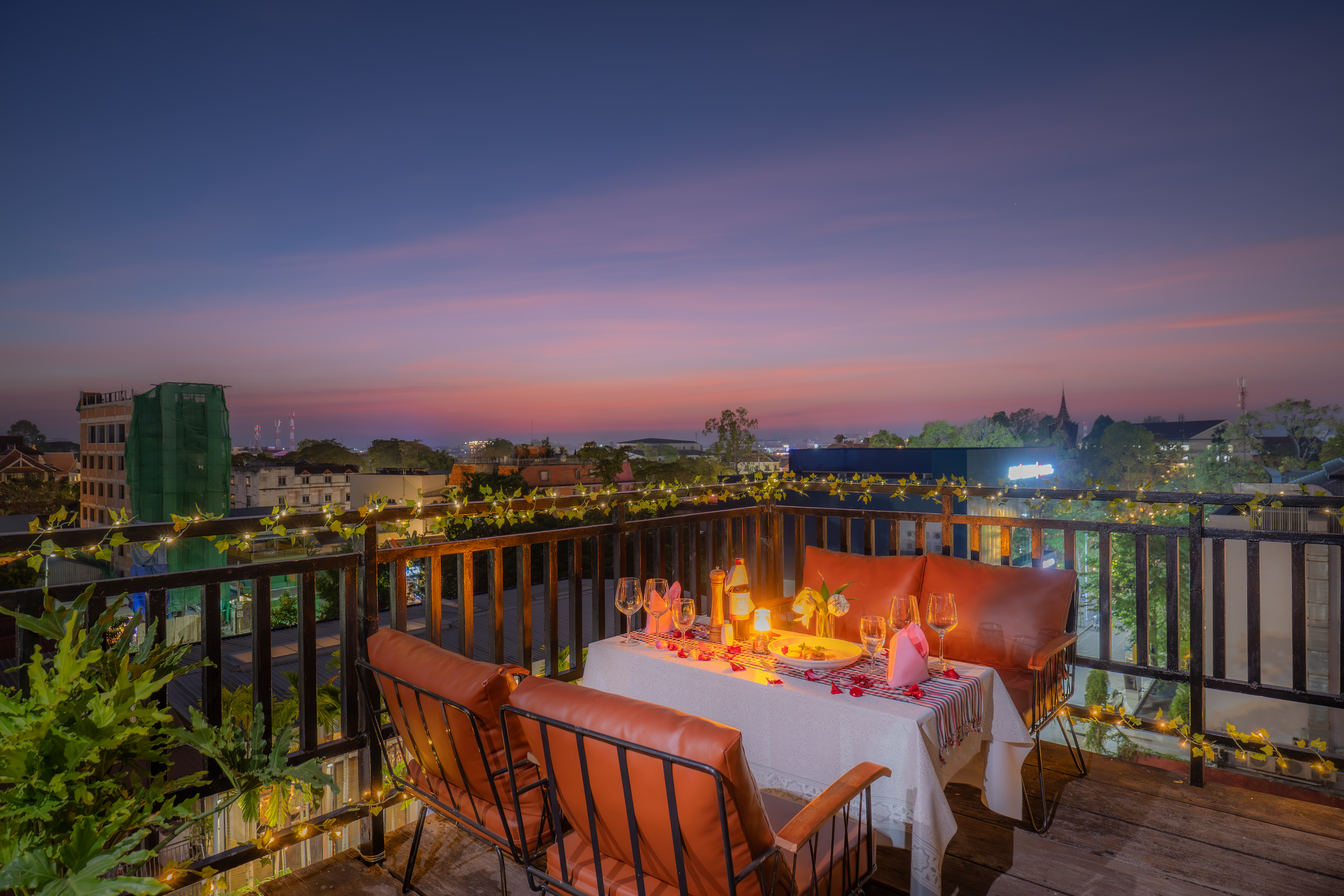 Domi Suite King — rooftop dining