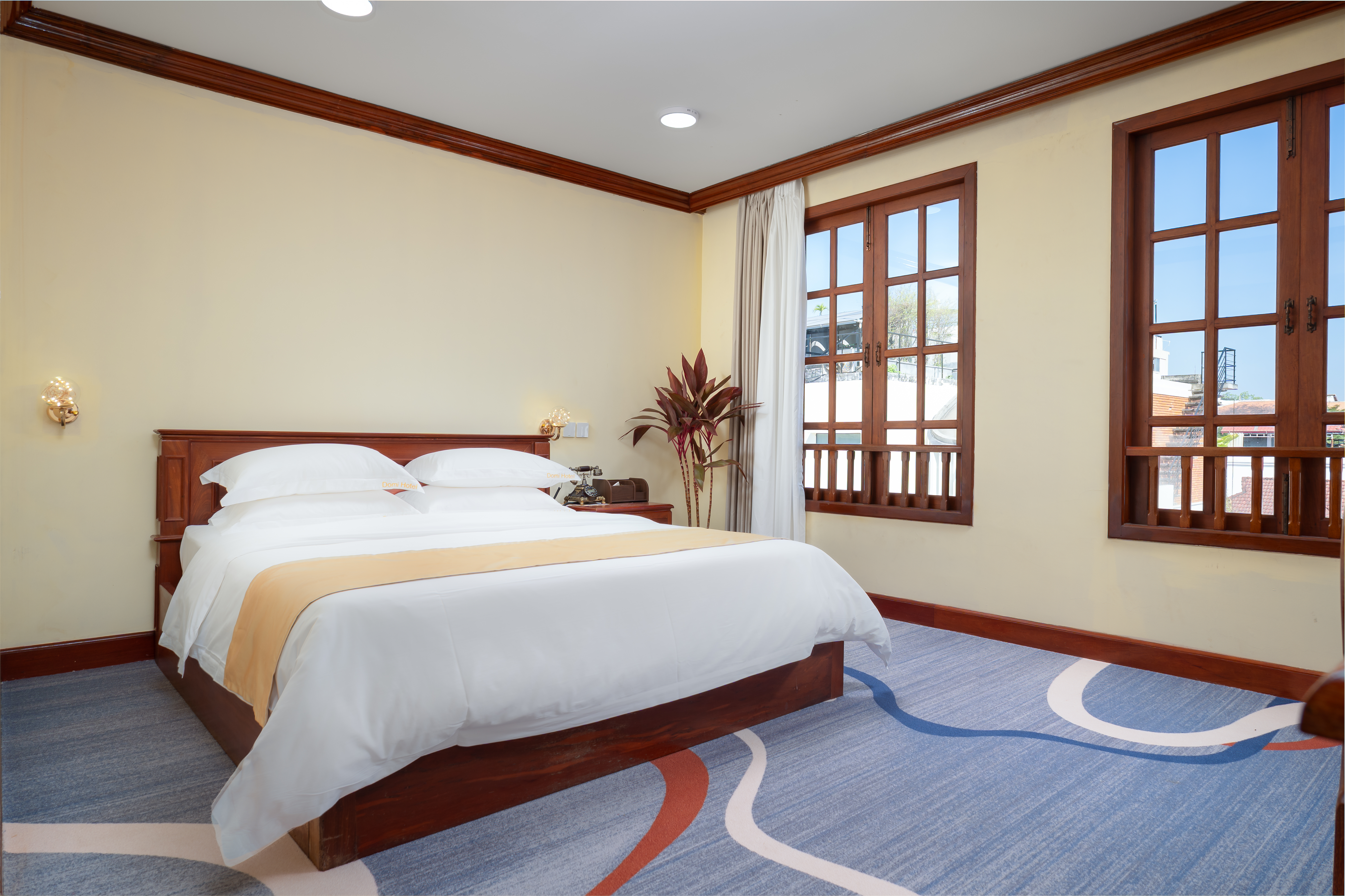 Domi Suite King — king bedroom